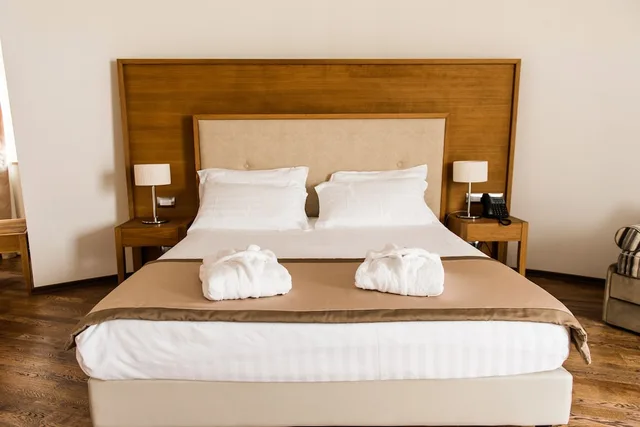 جناح رومانسي بسرير كوين بجاكوزي، Aqua Montis Resort & Spa 3/6