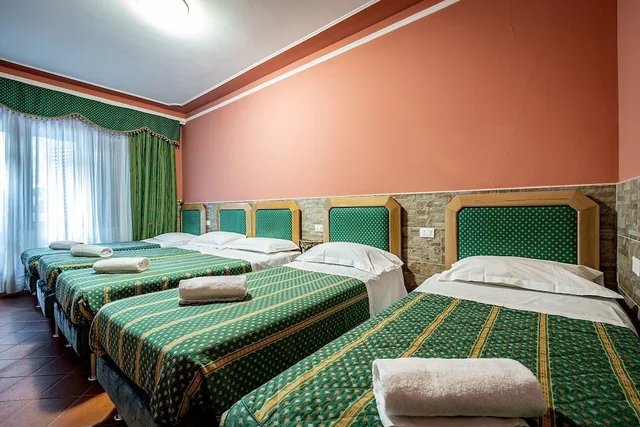 Family, 1 Double and 3 Single Beds، Panama 2/8