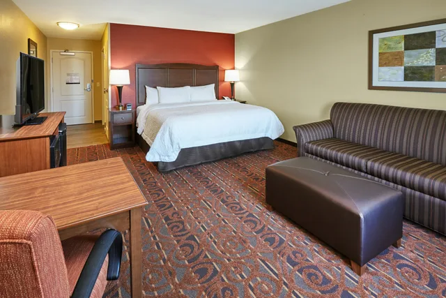غرفة بسرير كينج مع أريكة، Hampton Inn and Suites Milwaukee Franklin 2/3