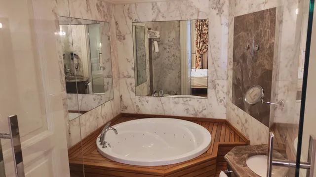 Business, Suite, Single Bed, City View, Jetted Tub, Corinne Hotel 4/6