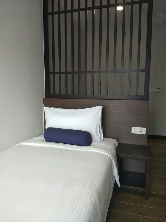 جناح عائلي بسريرين كينج وسرير كوين وسرير فردي، Pacific Regency Beach Resort Port Dickson 2/3