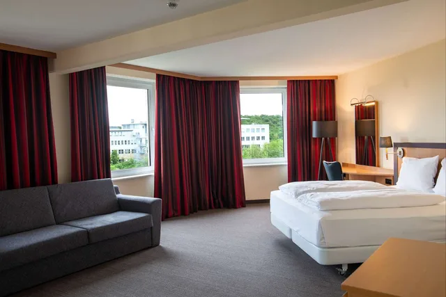 غرفة عائلية بسرير كوين مع أريكة بمطبخ صغير، Best Western Conference Airporthotel Frankfurt-Moerfelden 2/10