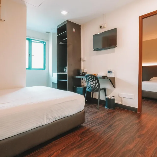 غرفة متصلة، A Hotel Desker 5/10