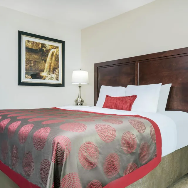 Suite, King Bed, Hot Tub, Ramada By Wyndham Minneapolis Golden Valley 2/5
