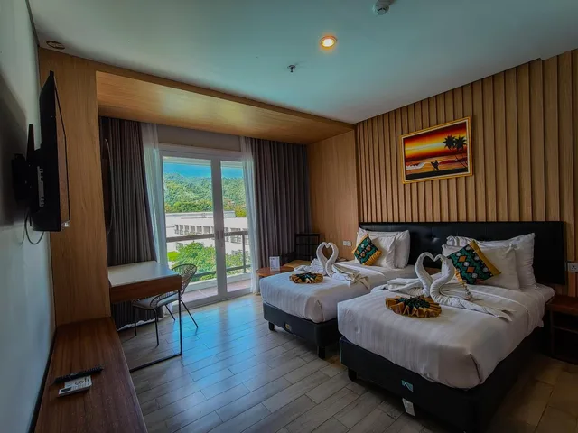 غرفة ديلوكس بسريرين منفصلين بإطلالة على المسبح، Raja Hotel Kuta Mandalika Resort & Convention 5/10