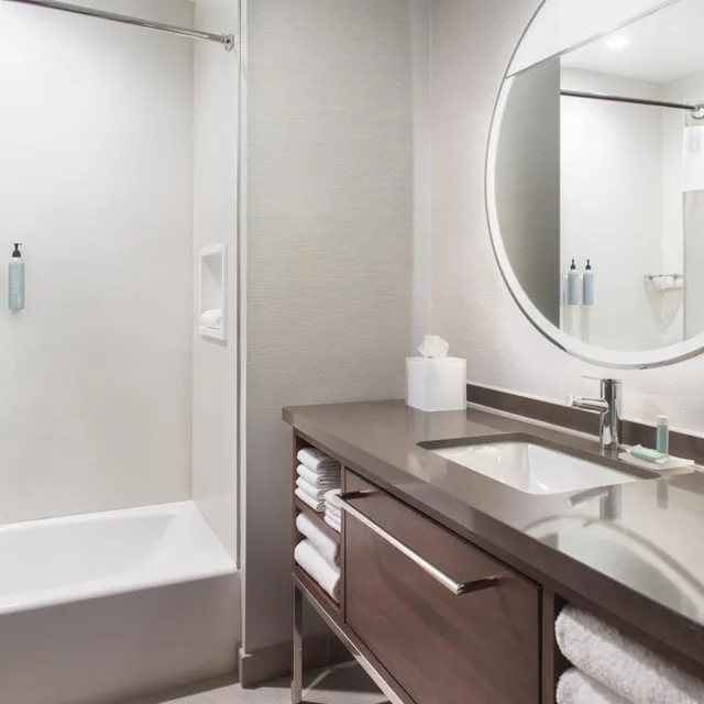 Guest Room, Standard, King Bed, Accessible, Courtyard BY Marriott Atlanta Covington 3/6