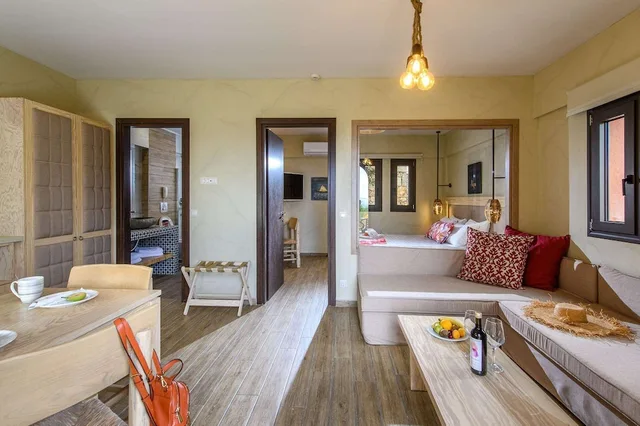جناح فاخر بسرير كوين بإطلالة على البحر بغرفة نوم واحدة مع أريكة بمسبح خاص، Esperides Resort Crete 7/10