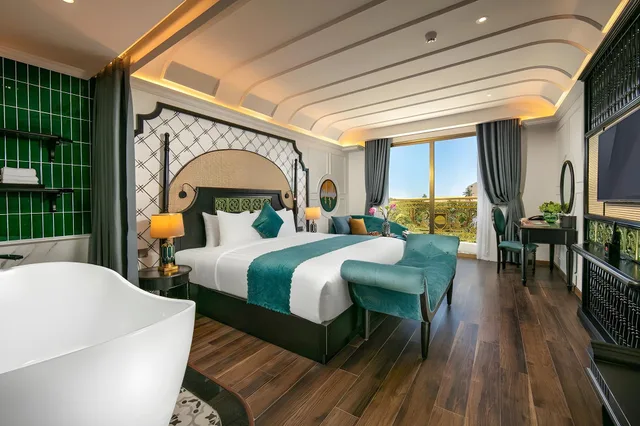 غرفة بريميير بسرير مزدوج أو سريرين منفصلين بشرفة، Grand Sunrise Palace Hoi An 1/2