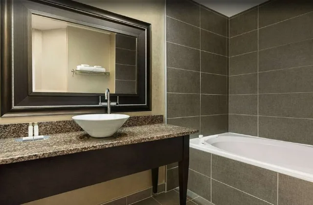 غرفة بسرير كينج في الملحق، Travelodge by Wyndham Hotel & Convention Centre Quebec City 5/7