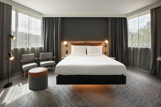 غرفة بسرير كوين، Moxy Stuttgart Feuerbach 4/8