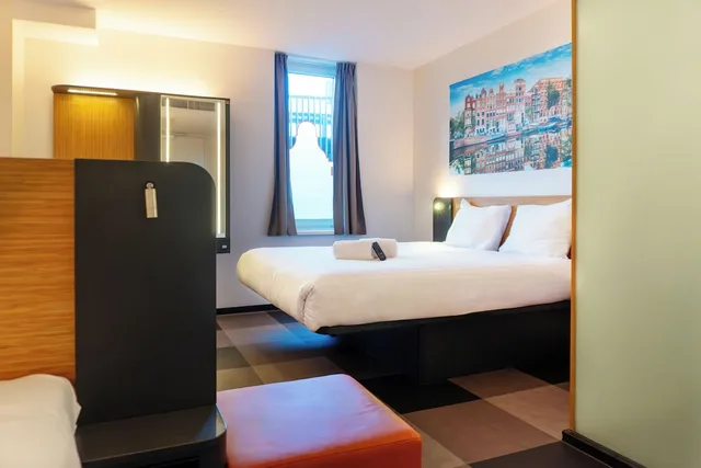 غرفة عائلية رباعية بسرير مزدوج وسريرين منفصلين، easyHotel Amsterdam Arena Boulevard 7/10
