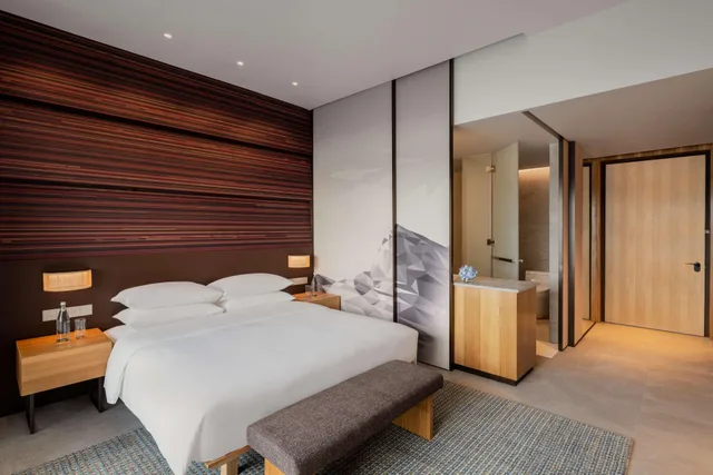 غرفة بسرير مزدوج بإطلالة على الجبل، Hyatt Centric Kota Kinabalu 2/4