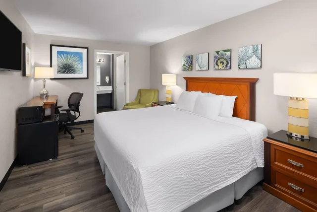غرفة بسرير كينج، Basecamp Puyallup a Travelodge by Wyndham 2/10