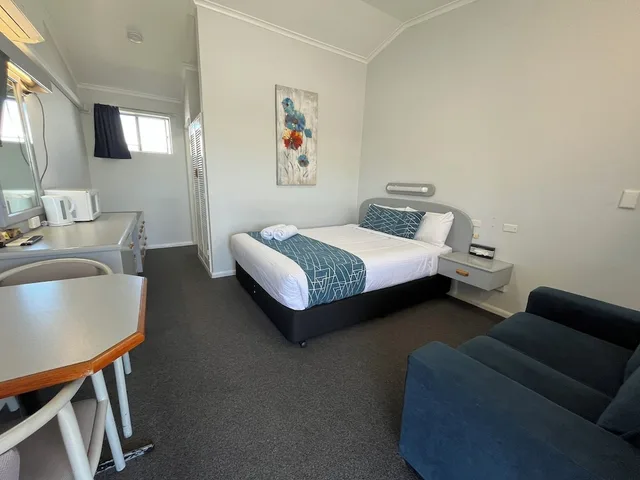 1 Bedroom, Suite, Queen Bed, REST POINT MOTOR INN 1/6