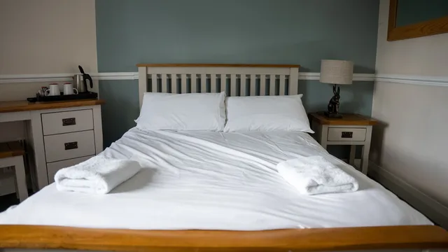 Room, Double Bed, The Star Inn 2/4