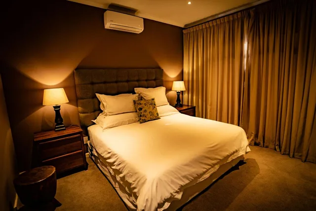 جناح بسرير كينج بإطلالة على الجبل، The Royal Hotel 2/6