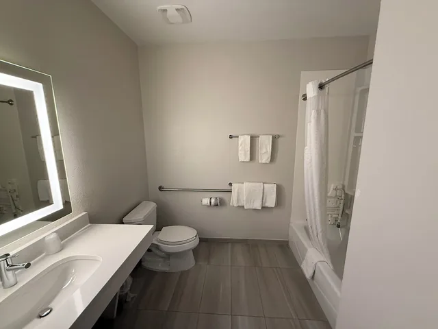جناح بسريرين كوين لذوي الإعاقة، Holiday Inn Express Hotel Suites Marble Falls 5/5