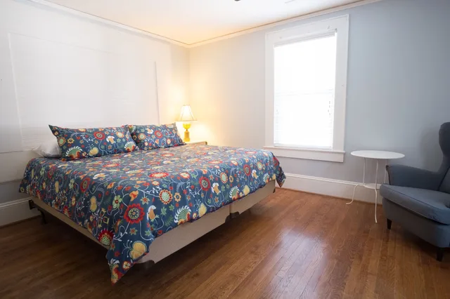غرفة كلاسيكية بسرير كينج بحمام خاص، Swamp Rabbit Inn Travelers Rest 1/3