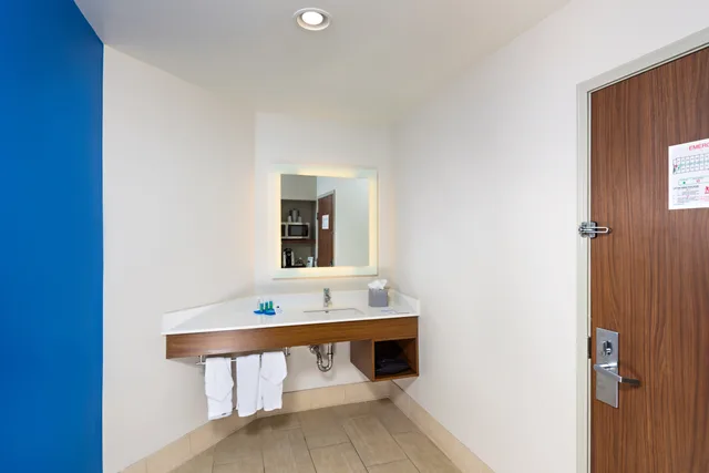 Feature, King Bed، Holiday Inn Express Hotel Suites Peoria North Glendale 1/2