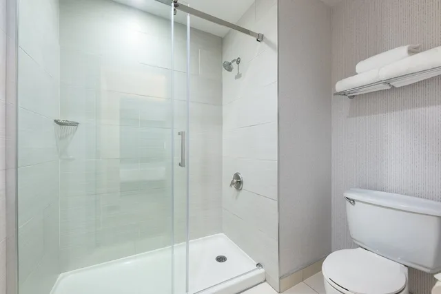 جناح بسريرين مزدوجين بغرفة نوم واحدة مع أريكة، The Simon Hotel Sydney 5/5