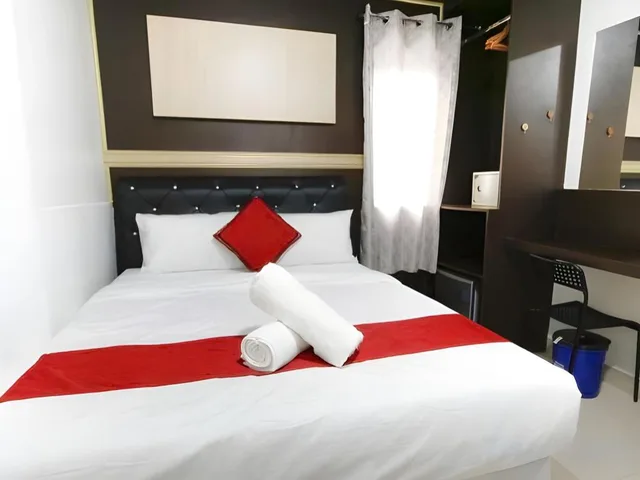 غرفة بسرير كوين، Red Velvet Inn Hotel 2/10