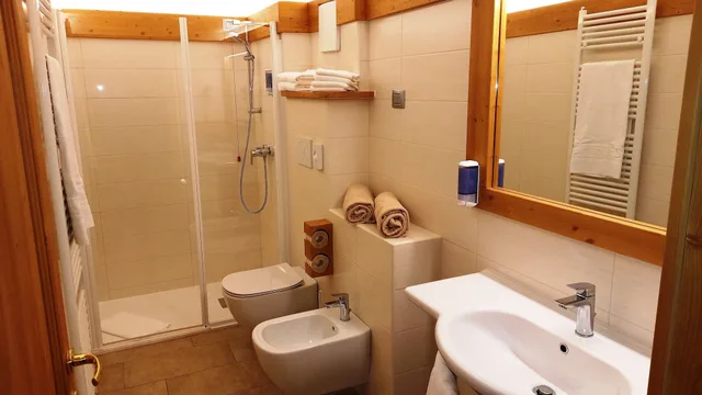 جناح بسرير كوين وسريرين منفصلين بإطلالة على الجبل بشرفة، Hotel Monte Bondone 6/6