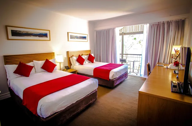 Room, 1 Queen and 1 Single Bed, Lagoon View، Novotel Sunshine Coast Resort 4/10