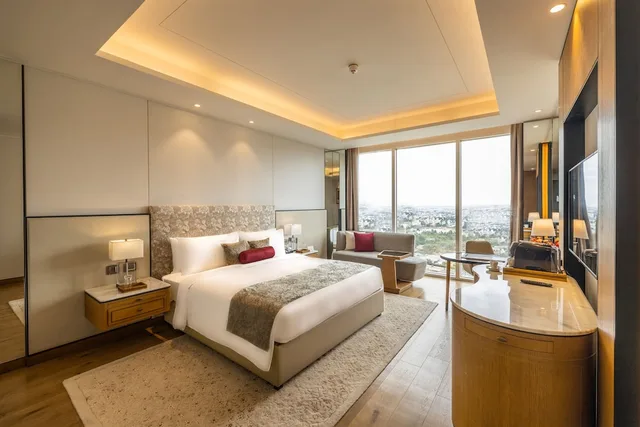 غرفة سوبيريور بسرير كينج بإطلالة على المسبح، The Leela Bhartiya City Bengaluru 3/8