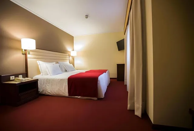 غرفة بسرير مزدوج وسرير فردي مع سرير إضافي، Hotel Mira Corgo 3/5