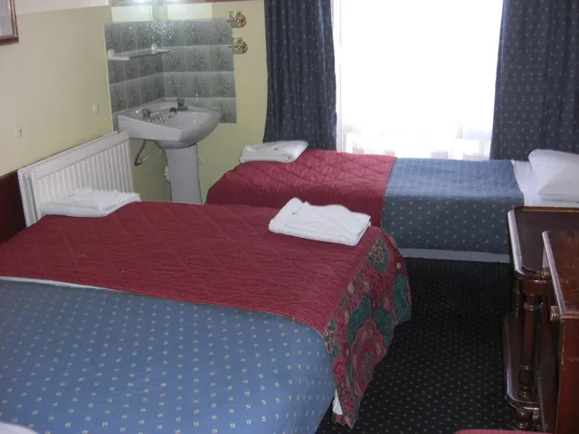غرفة عائلية ثلاثية بحمام مشترك، Albany Hotel 1/10