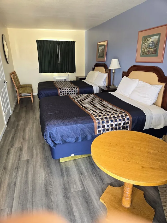 Suite, 3 Queen Beds, Rodeway Inn & Suites Blythe I-10, CA 9/10
