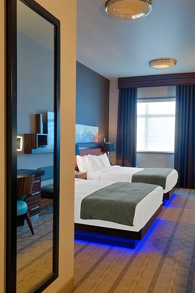 Room, Single, 2 Queen Beds، Hotel Clique Calgary Airport 3/7