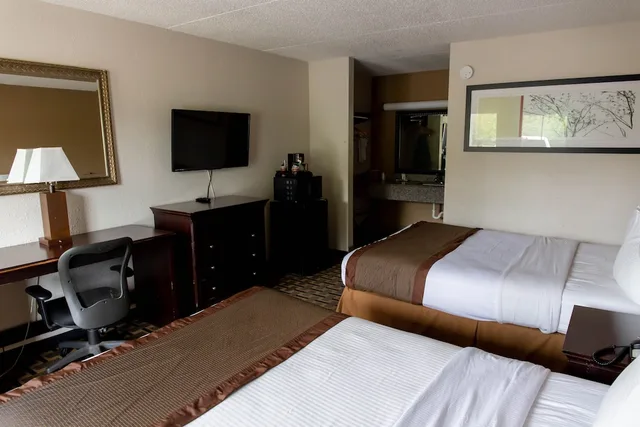 غرفة كلاسيكية بسريرين كوين للمدخنين، Regency Inn 2/3