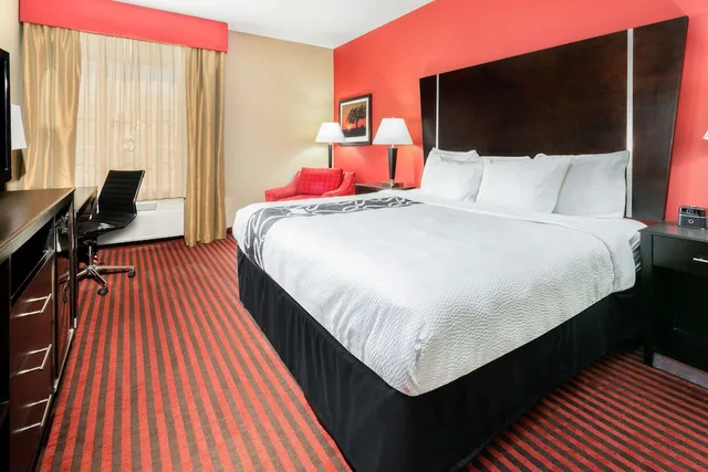 غرفة بسرير كينج لذوي الإعاقة، La Quinta Inn Suites Boutte 1/2