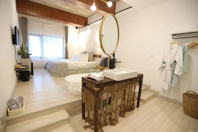 غرفة بريميوم بسرير كينج بحوض استحمام، Yolo Bangkok Boutique Hotel 4/7