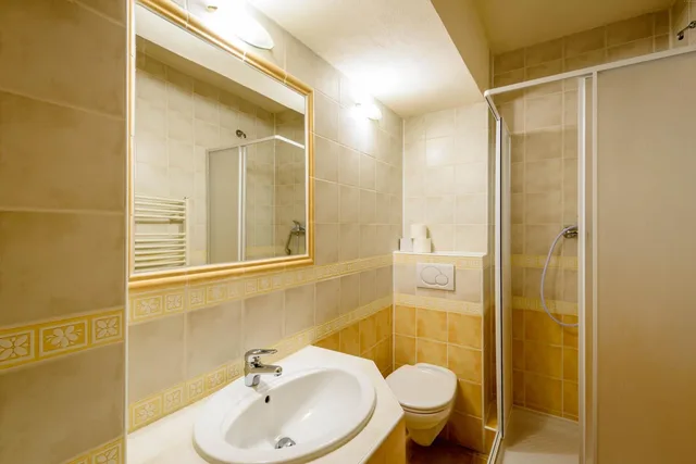 جناح، Hotel Boboty 6/9