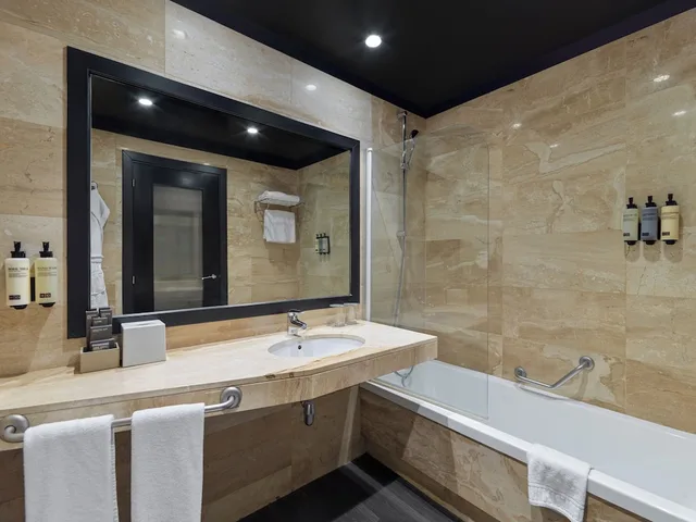 غرفة ديلوكس بسرير مزدوج، H10 Marina Barcelona 5/7