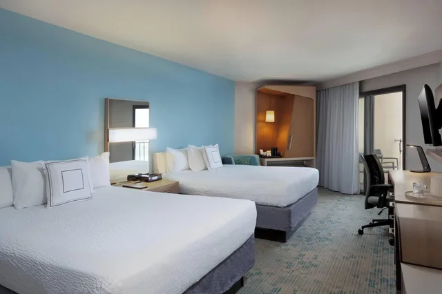 غرفة رباعية بسرير كوين بإطلالة جزئية على البحر، Courtyard Isla Verde Beach Resort 1/3