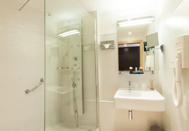 غرفة عائلية بسريرين كوين، Hotel Montaigne Spa 3/3