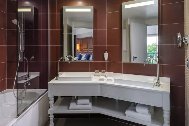 1 Bedroom, Suite, King Bed, Tower View، Renaissance Paris Hippodrome de St. Cloud Hotel 4/4