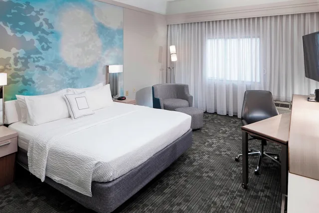 غرفة بسرير كينج بشرفة مع أريكة، Courtyard Tuscaloosa By Marriott 1/3