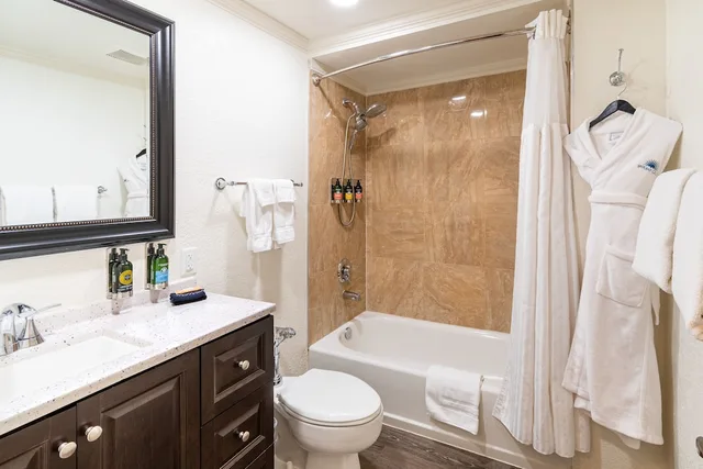 Signature, Suite, King Bed, Spokane Club Inn 2/4