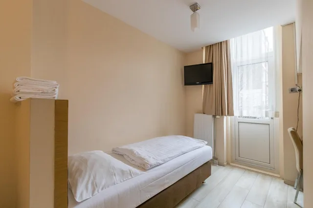 غرفة رباعية، Hotel Port 6/10