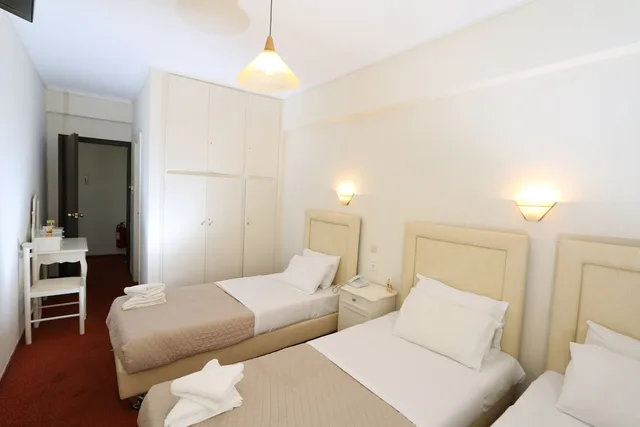 غرفة ثلاثية بثلاثة أسرّة، Athens Delta Hotel 1/2