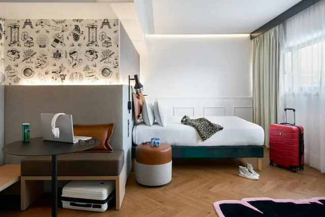 Moxy, Guest Room, Family, King Bed, King and Twin Beds, Large، Moxy Paris La Villette 4/5
