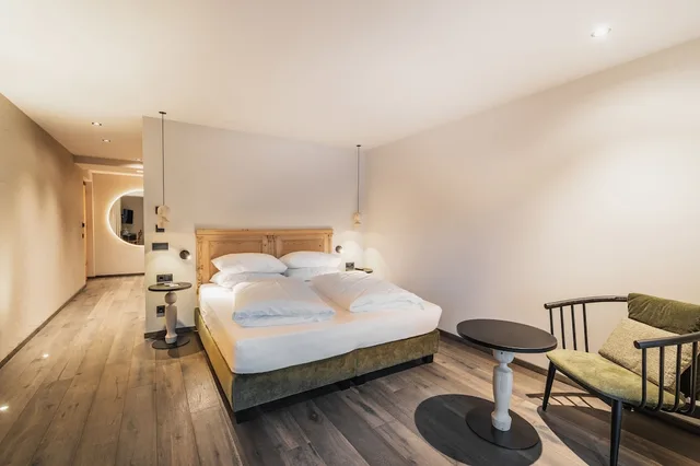 Charming, Queen Bed، La Cort My Dollhouse - Adults Only 2/8