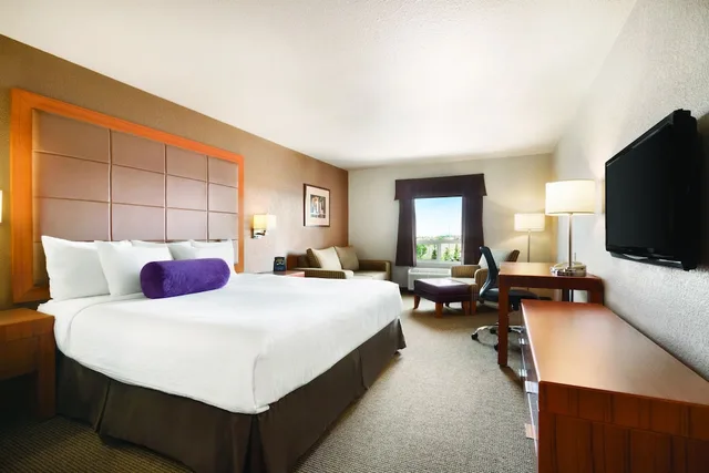 غرفة بسرير كينج مع أريكة، Days Inn Red Deer 3/6
