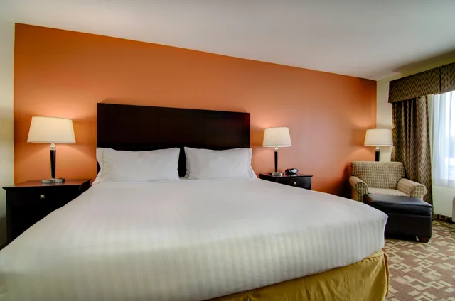 غرفة بسرير كينج، Holiday Inn Express Hotel Amp Stes Kansas City Sports Complex 1/4