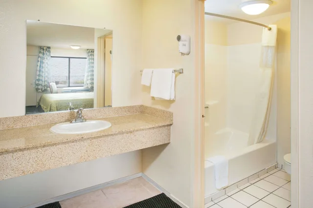 غرفة قياسية بسرير كوين، Travelodge by Wyndham Indio 2/3