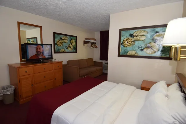 غرفة بسرير كوين بحوض استحمام، Knights Inn Oswego East 4/10